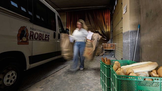 Laura carga la furgoneta, ella es la encargada de poner en marcha la última de las tiendas abiertas, en La Robla, aún sin el cartel