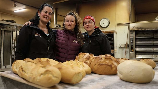 Bárbara, Ana y Jennifer a primera hora de la mañana poniendo orden en lo que parece un caos pero todo acaba saliendo en perfecto orden