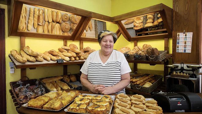 arimar Santamaría Fernández es la repostera; en la nueva tienda de La Robla