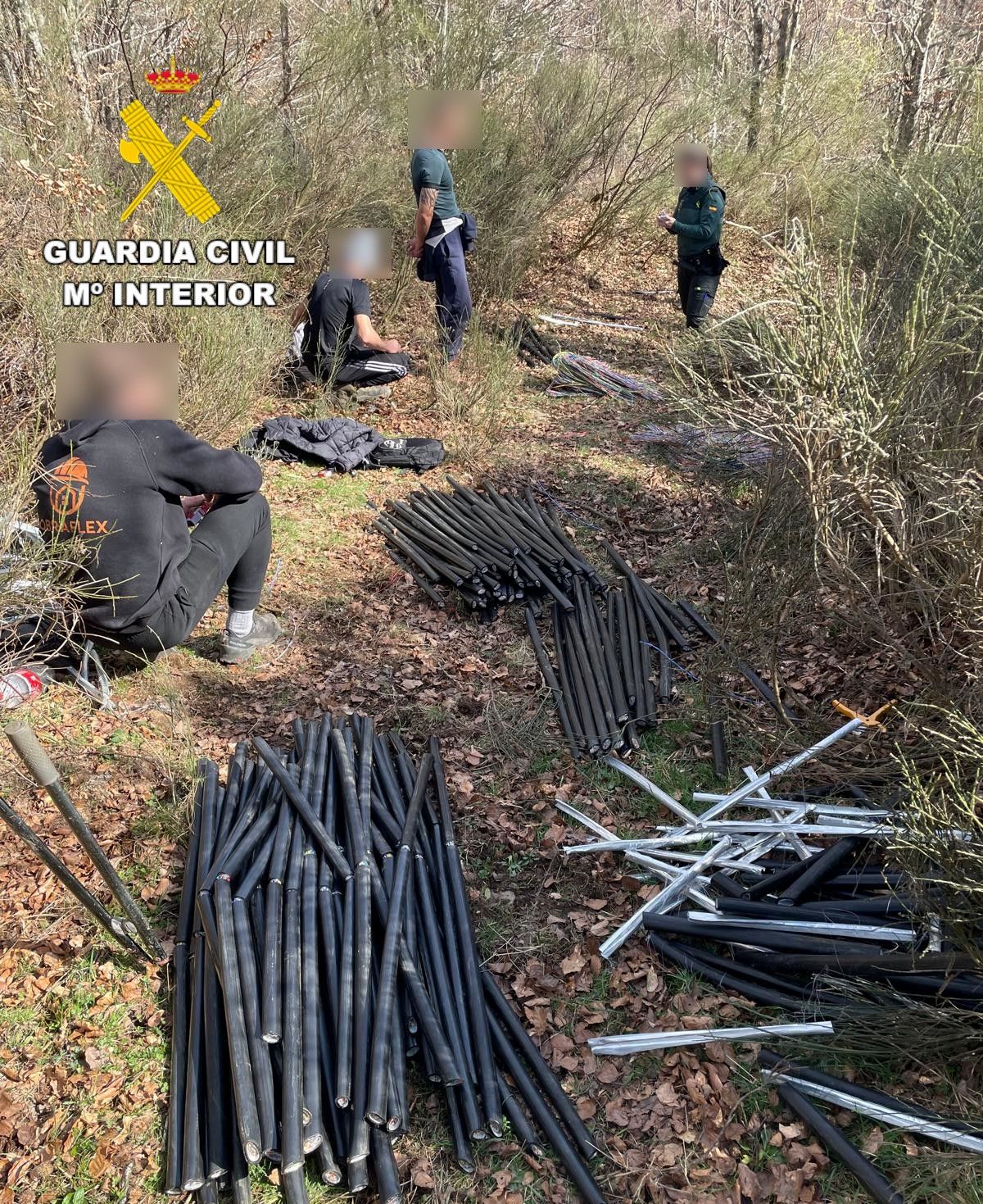 Tres varones  fueron sorprendidos en Posada de Valdeón después de haber cortado parte del cable de una línea telefónica. | L.N.C.