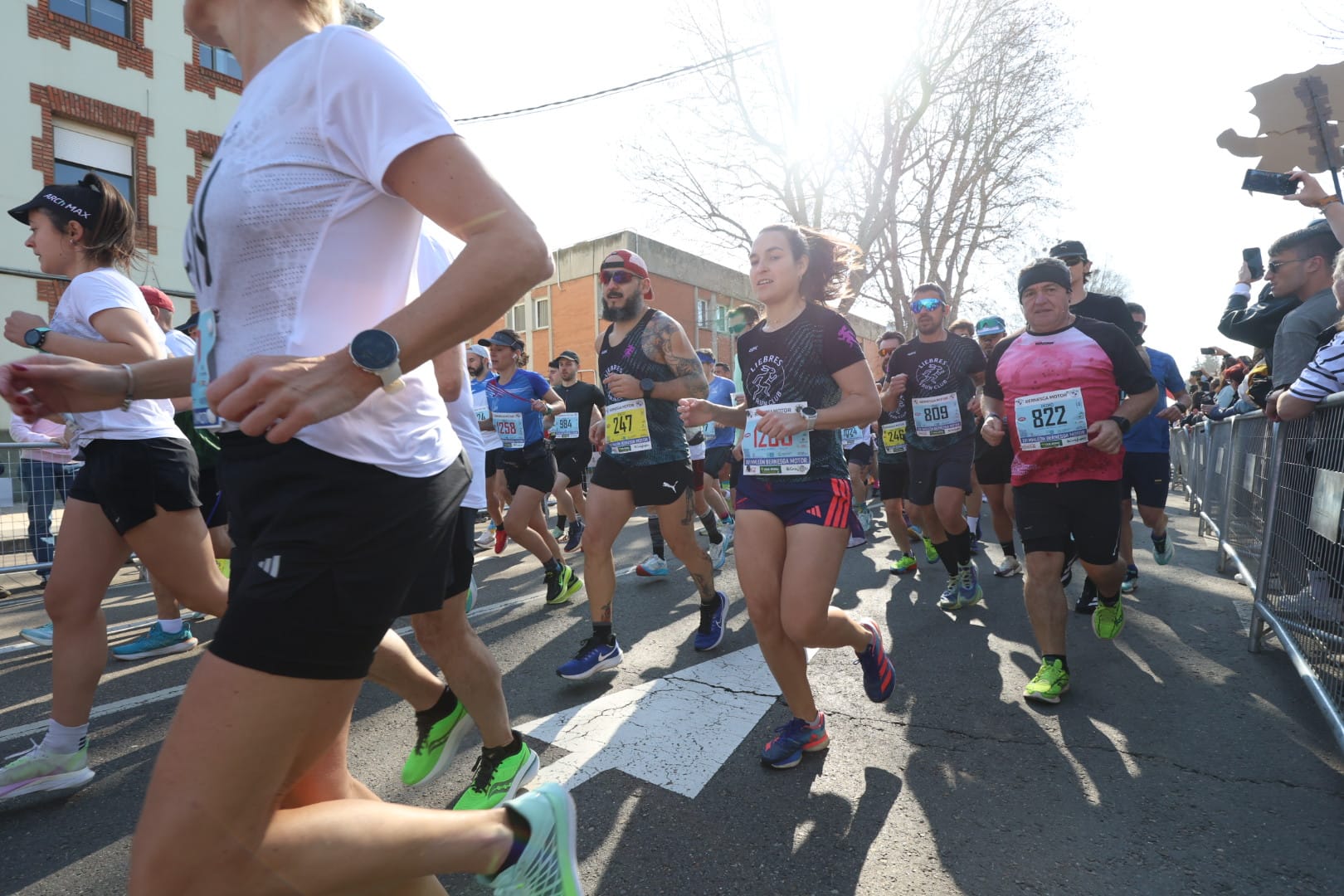 Diferentes momentos de la Media Maratón de León con récord de corredores. FERNANDO OTERO  (21)