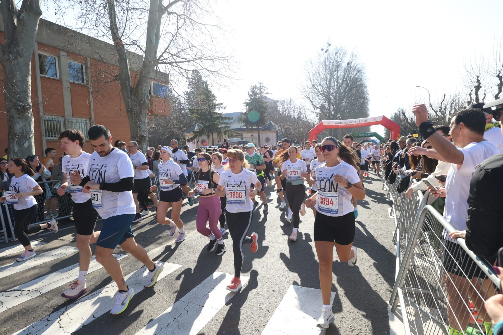 Diferentes momentos de la Media Maratón de León con récord de corredores. FERNANDO OTERO  (23)