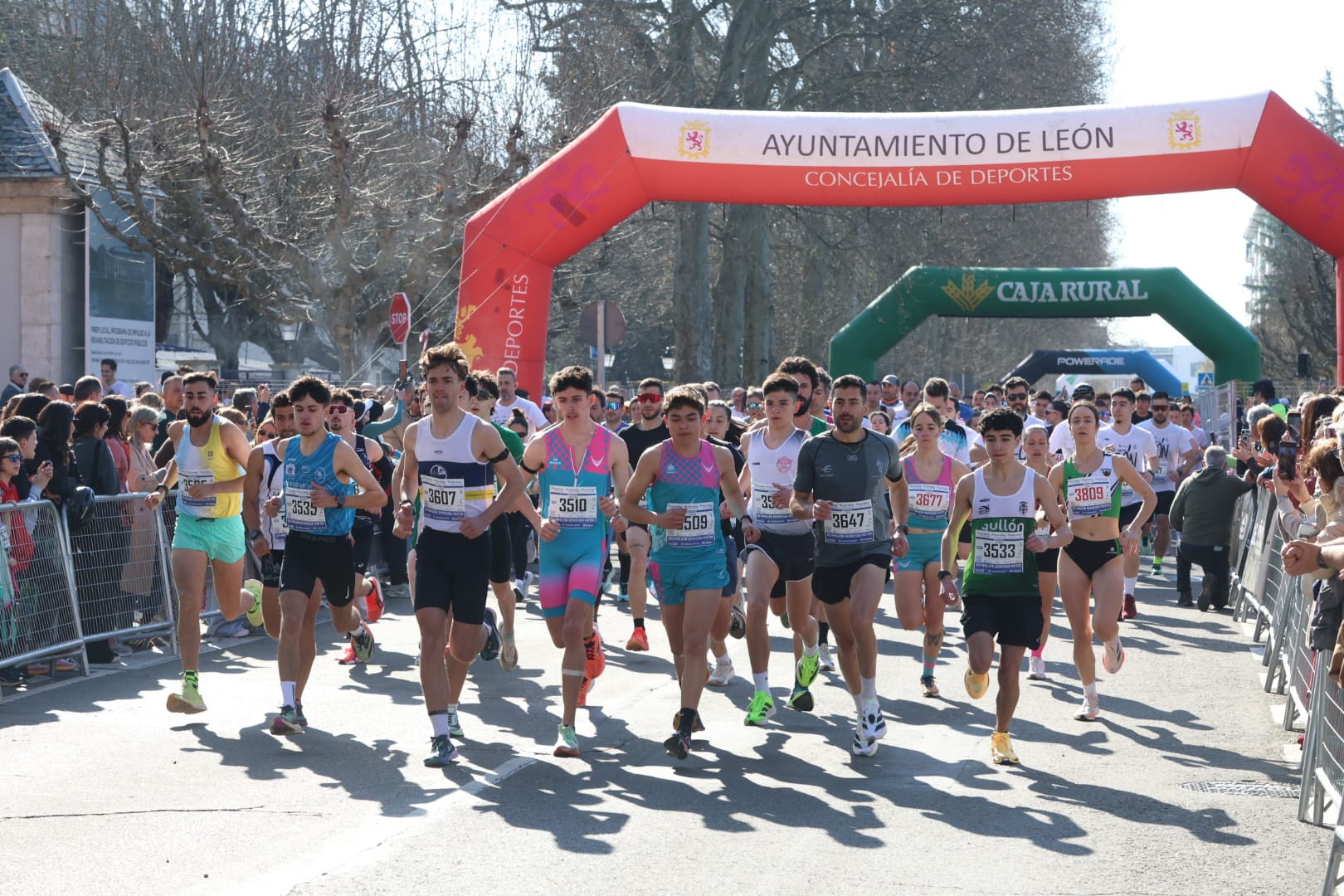 Diferentes momentos de la Media Maratón de León con récord de corredores. FERNANDO OTERO  (1)