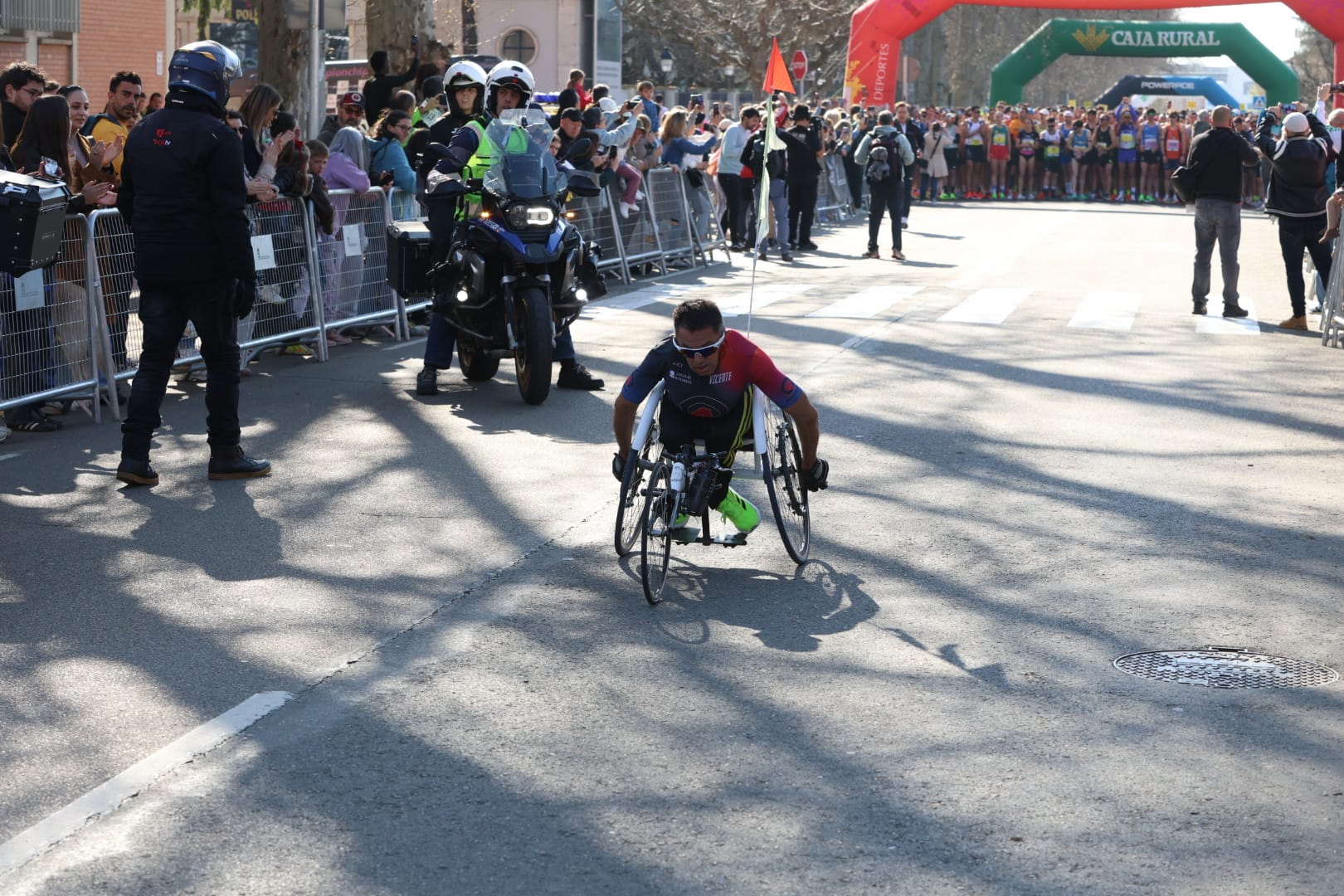 Diferentes momentos de la Media Maratón de León con récord de corredores. FERNANDO OTERO  (2)