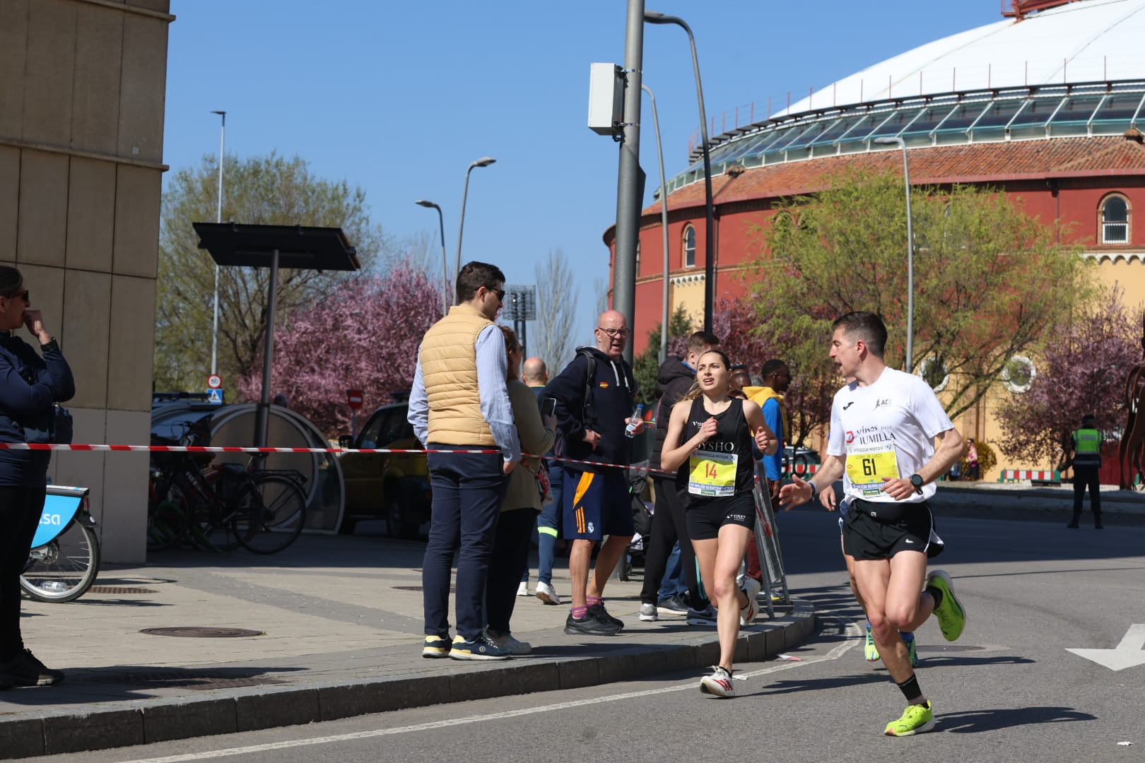 Diferentes momentos de la Media Maratón de León con récord de corredores. FERNANDO OTERO  (4)