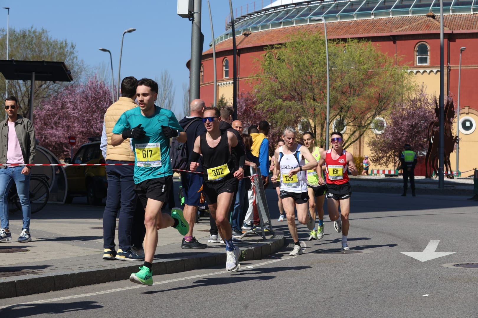 Diferentes momentos de la Media Maratón de León con récord de corredores. FERNANDO OTERO  (5)