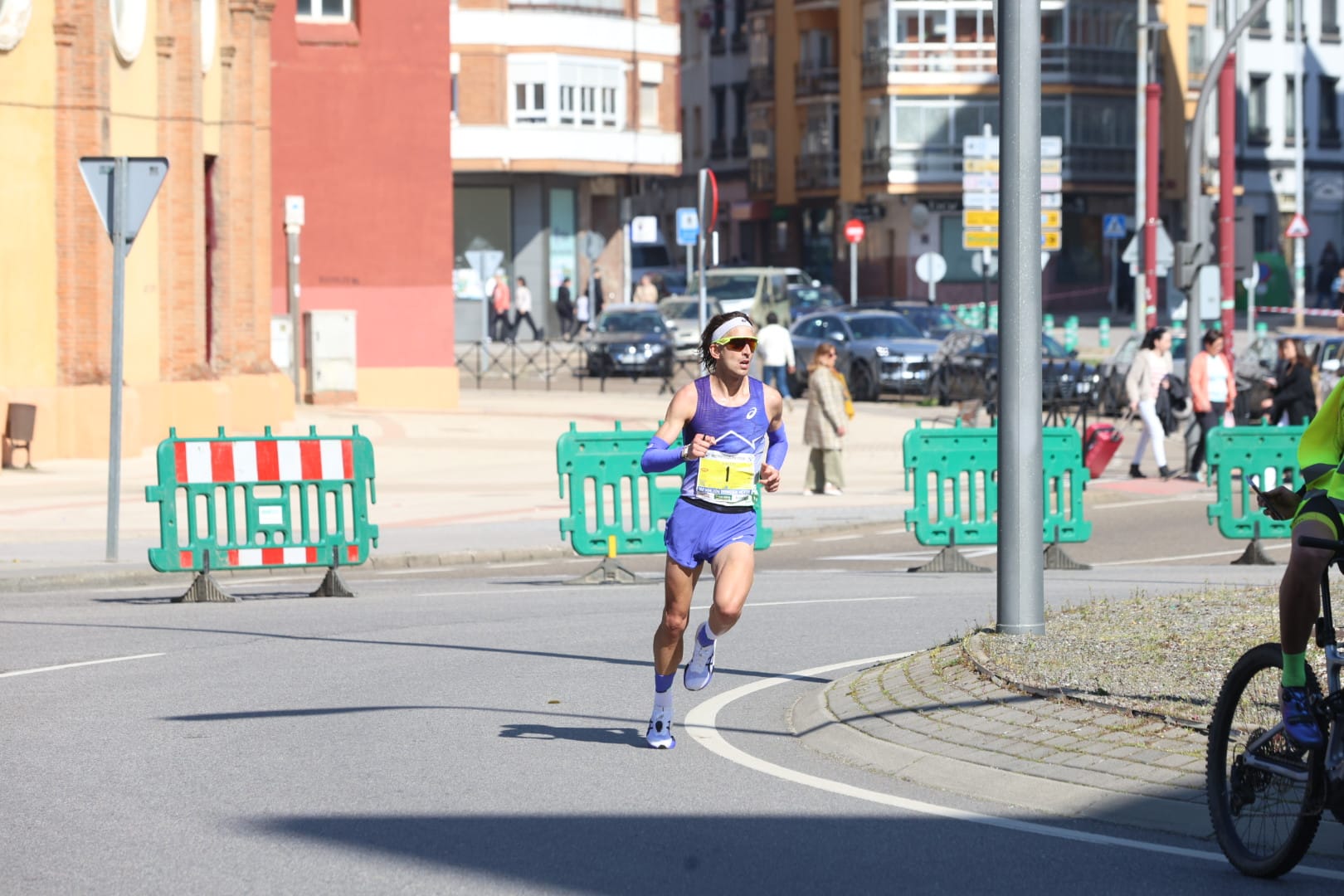Diferentes momentos de la Media Maratón de León con récord de corredores. FERNANDO OTERO  (7)
