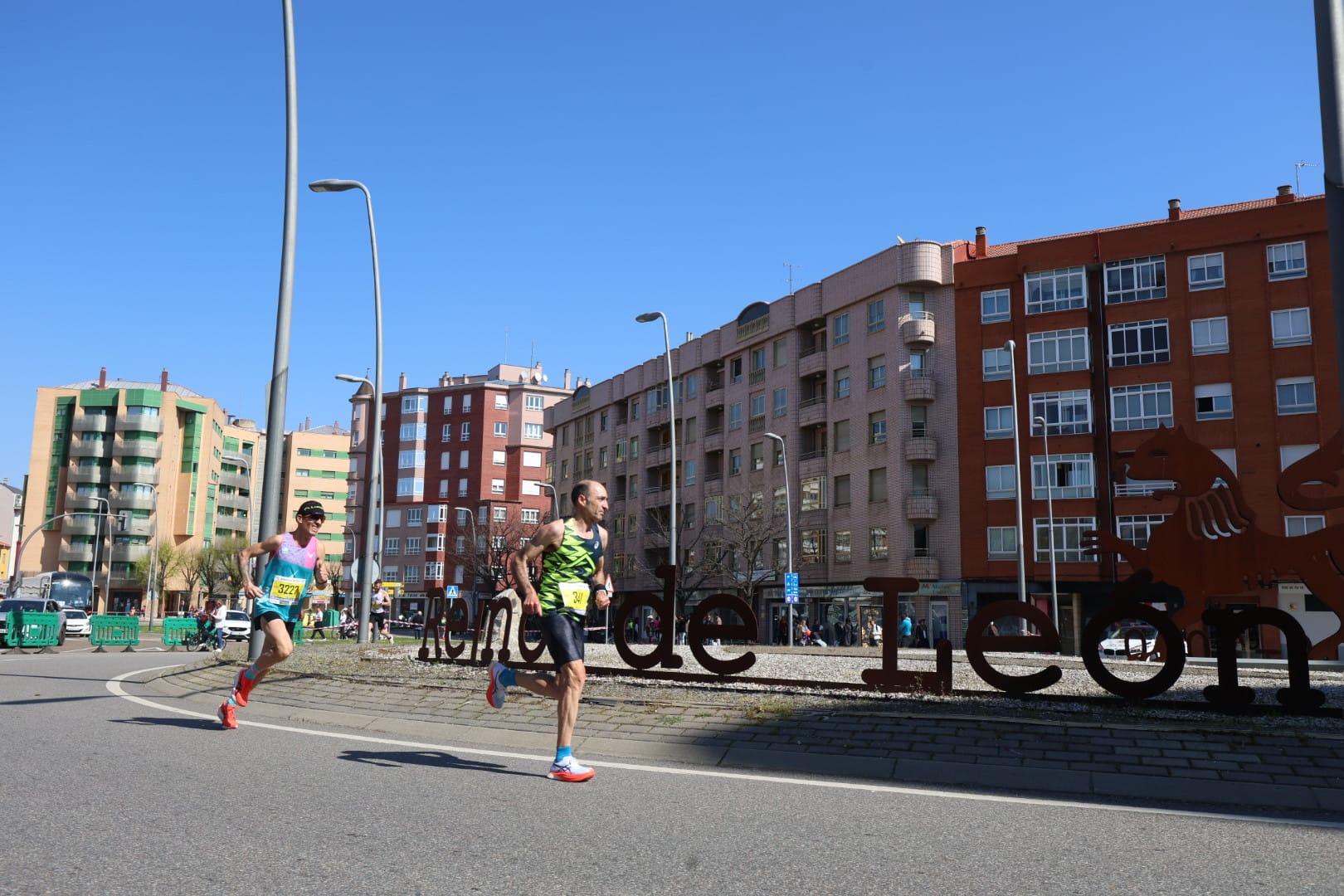 Diferentes momentos de la Media Maratón de León con récord de corredores. FERNANDO OTERO  (8)