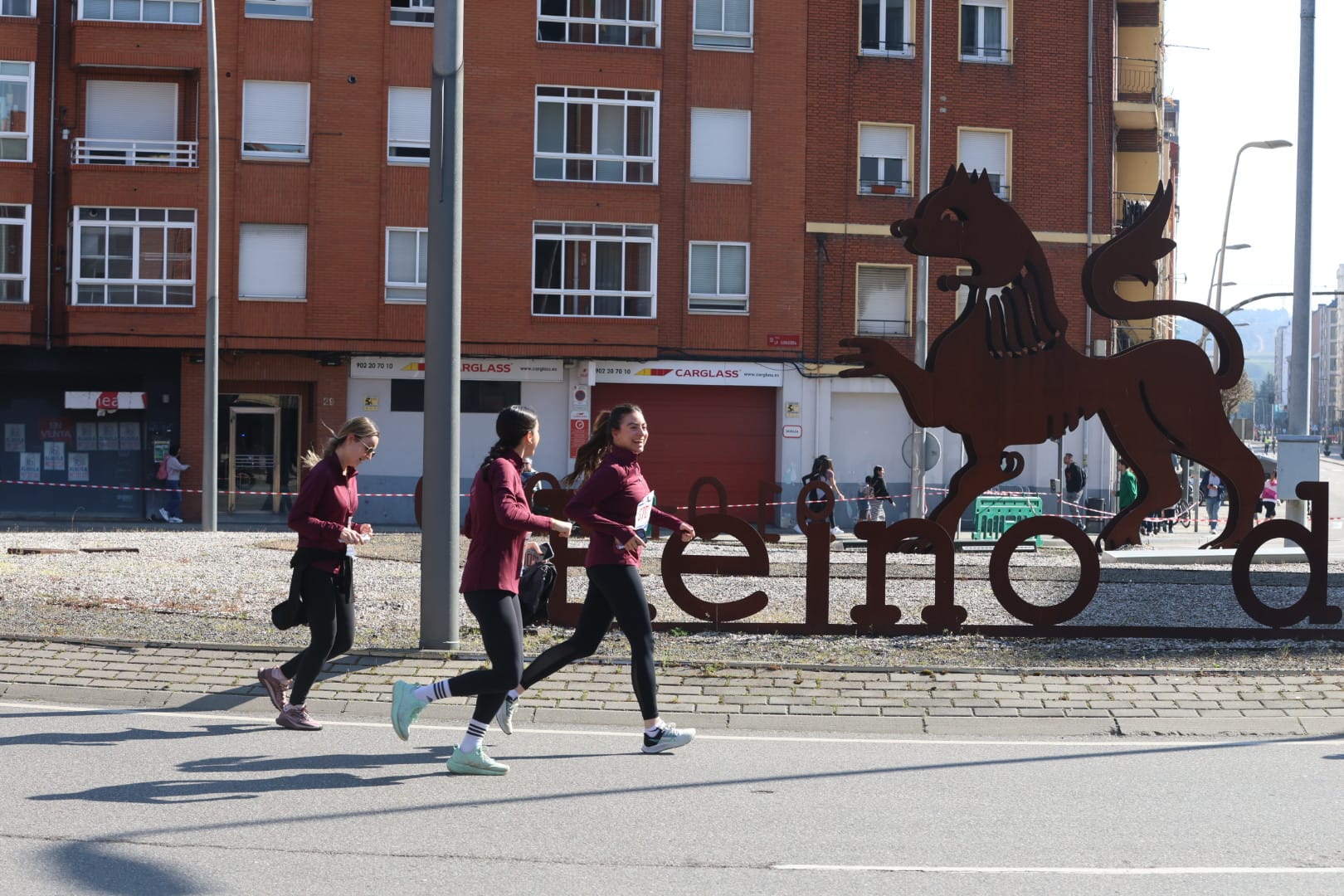 Diferentes momentos de la Media Maratón de León con récord de corredores. FERNANDO OTERO  (9)