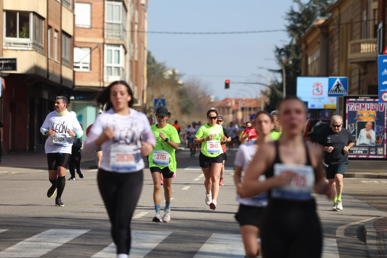 Diferentes momentos de la Media Maratón de León con récord de corredores. FERNANDO OTERO  (10)