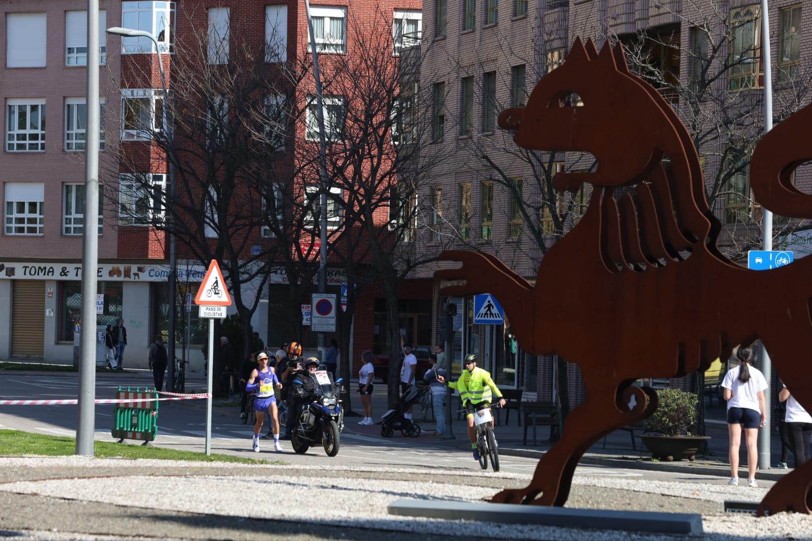Diferentes momentos de la Media Maratón de León con récord de corredores. FERNANDO OTERO  (12)