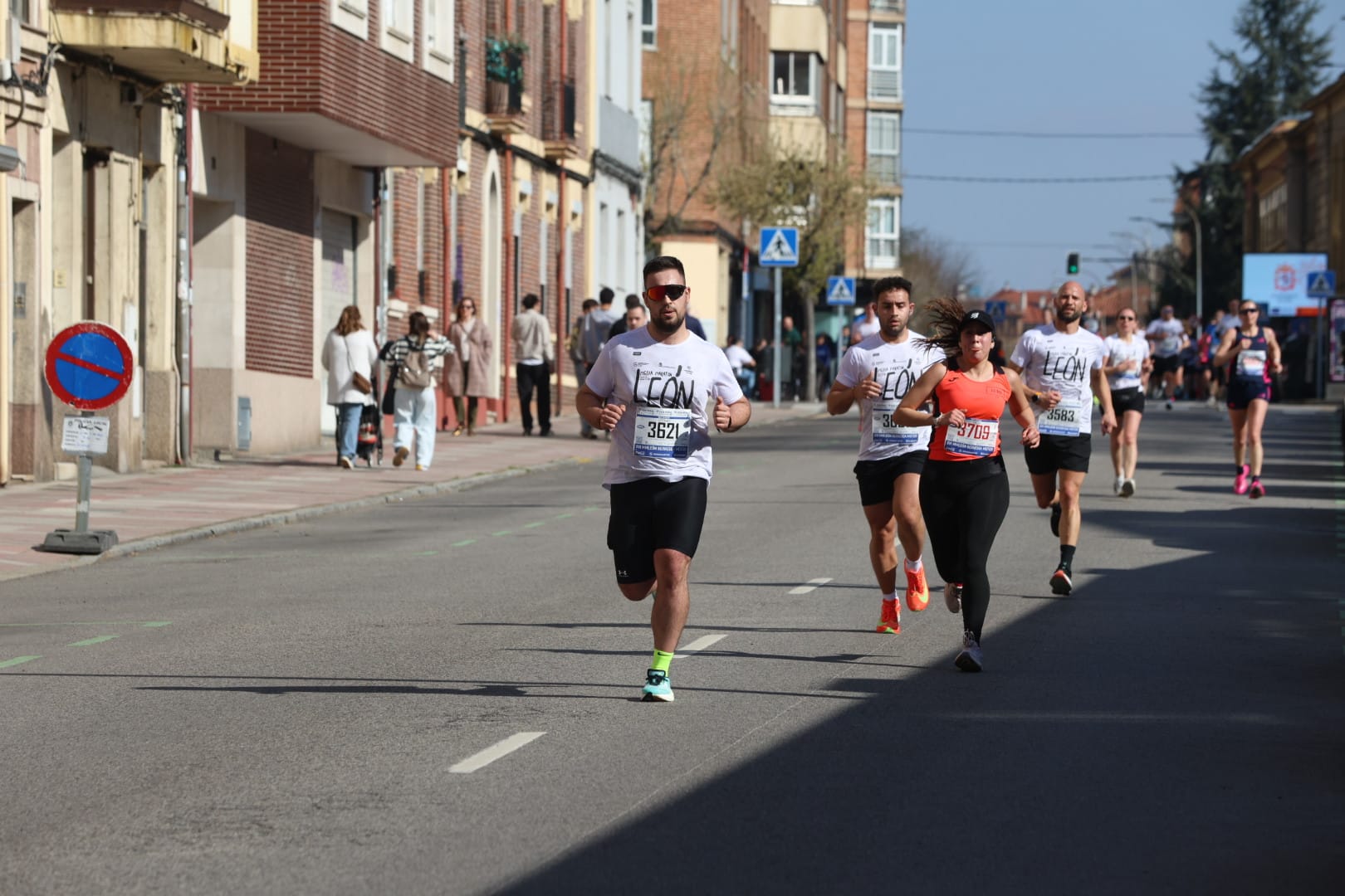 Diferentes momentos de la Media Maratón de León con récord de corredores. FERNANDO OTERO  (13)
