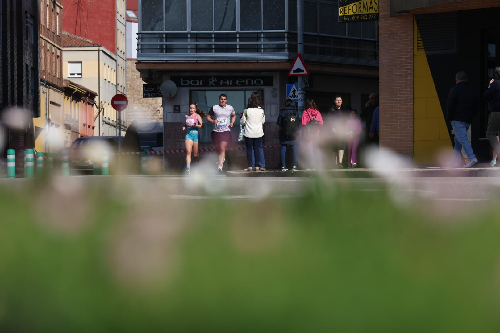Diferentes momentos de la Media Maratón de León con récord de corredores. FERNANDO OTERO  (15)