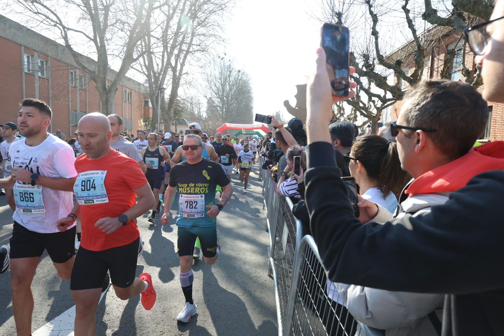 Diferentes momentos de la Media Maratón de León con récord de corredores. FERNANDO OTERO  (19)