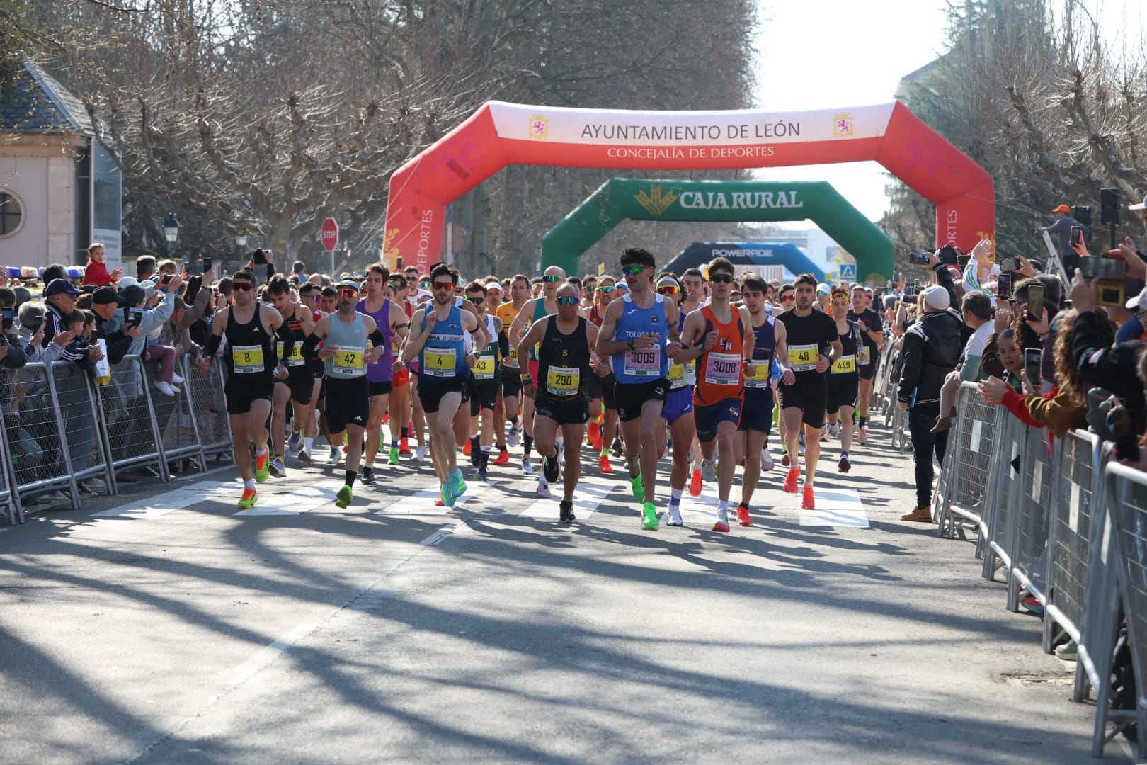 Diferentes momentos de la Media Maratón de León con récord de corredores. FERNANDO OTERO  (20)