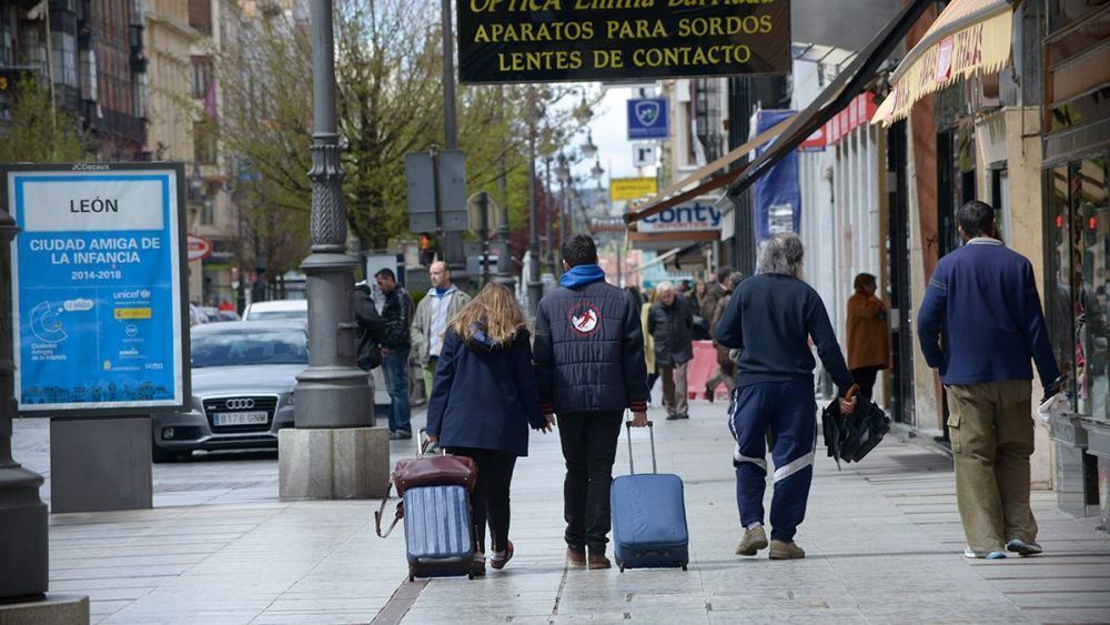 Imagen de archivo de unos turistas por la ciudad de León. | L.N.C. Imagen de archivo de unos turistas por la ciudad de León. | L.N.C.