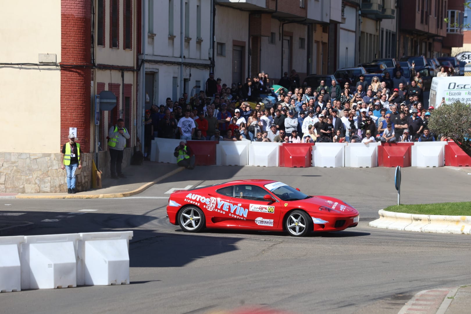 Diferentes momentos de la Urban Race que convirtió a La Bañeza en un circuito de coches. REPORTAJE GRÁFICO FERNANDO OTERO (1)