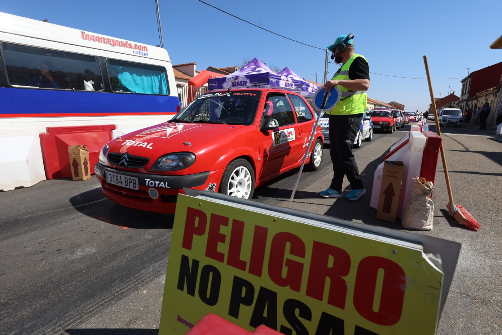 Diferentes momentos de la Urban Race que convirtió a La Bañeza en un circuito de coches. REPORTAJE GRÁFICO FERNANDO OTERO (3)
