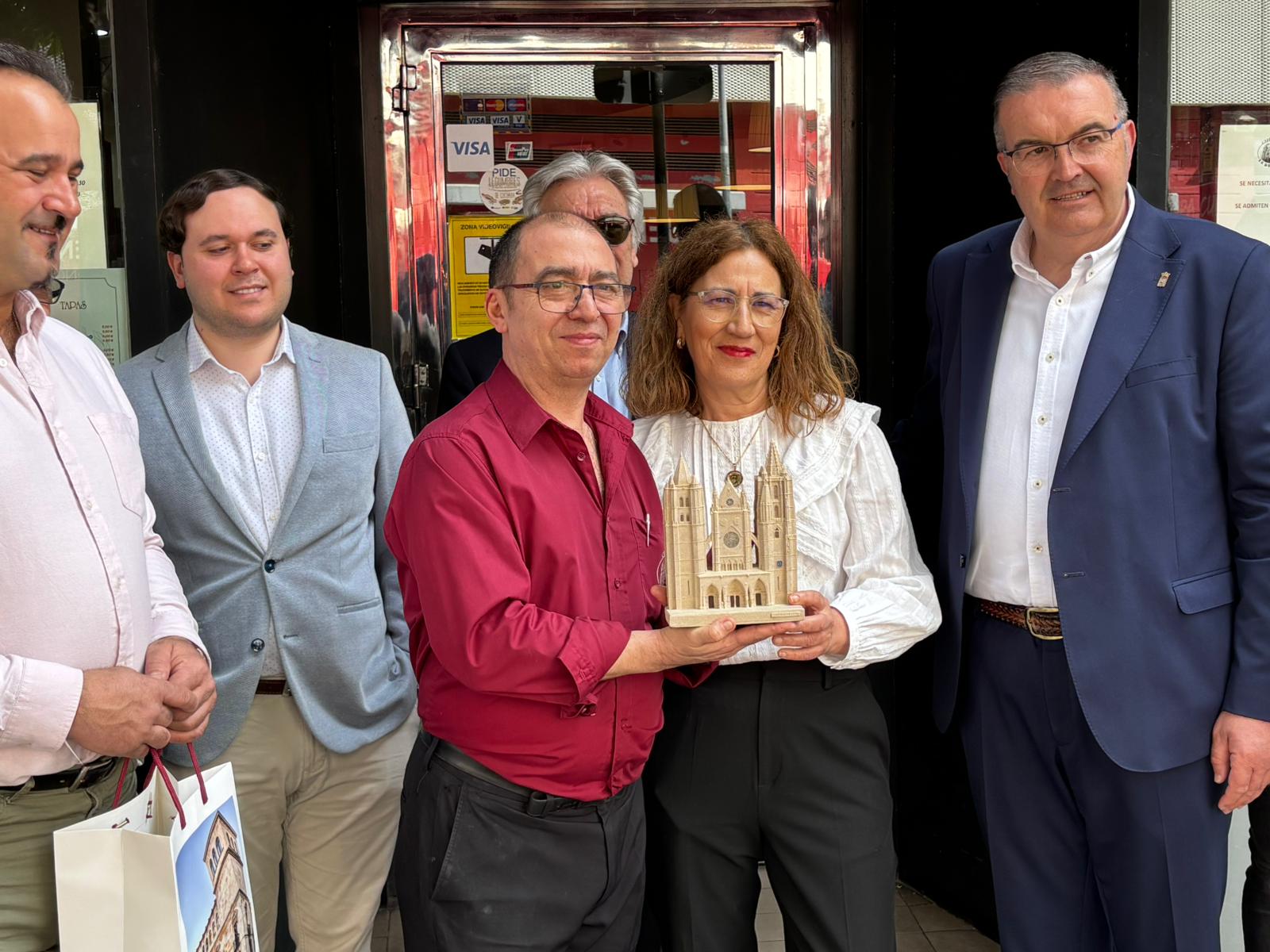 El hostelero José Javier Plaza recibe el premio `Pulchra Leonina´ como leonés distinguido en Sevilla. | L.N.C. El hostelero José Javier Plaza recibe el premio `Pulchra Leonina´ como leonés distinguido en Sevilla. | L.N.C.