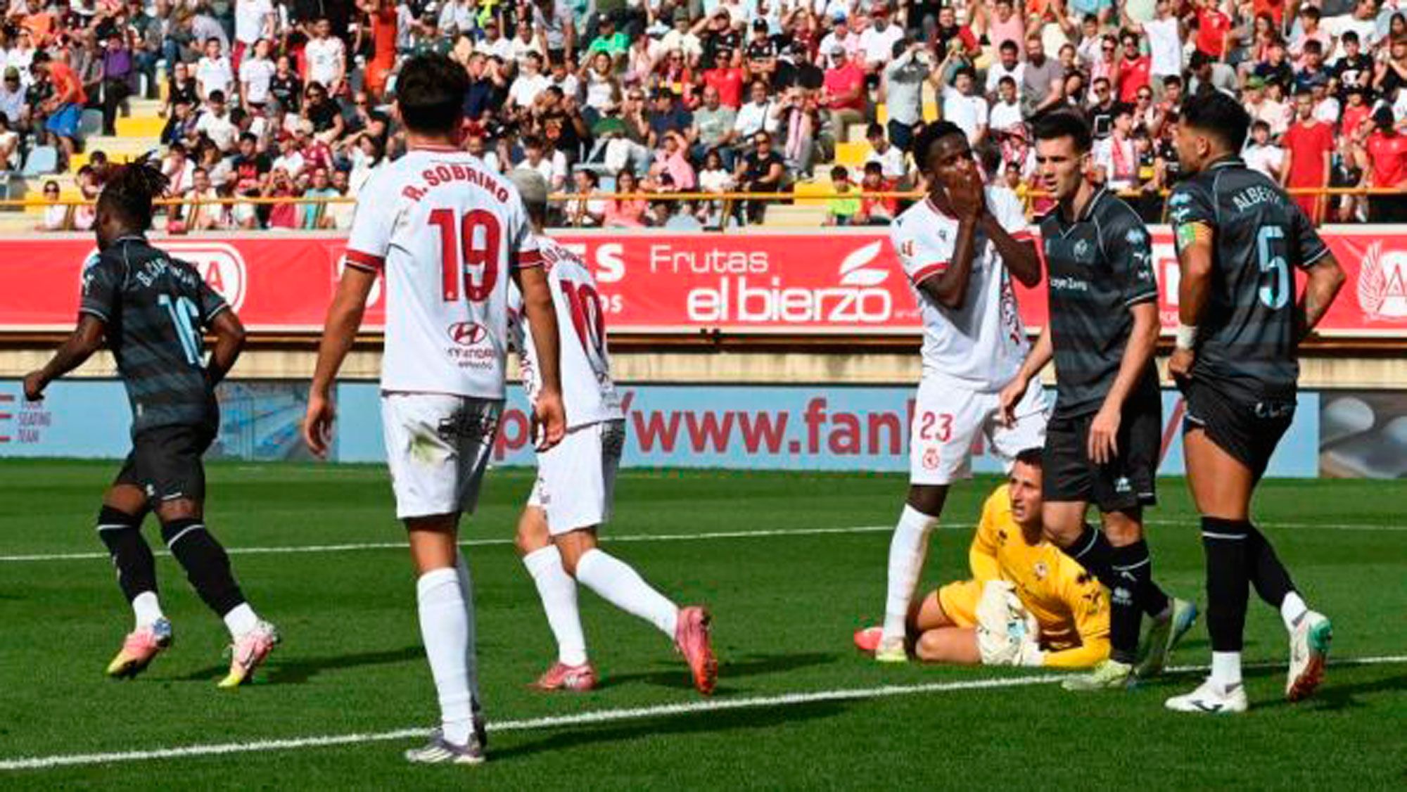 Selu se lamenta tras una acción de ataque de la Cultural frente al Castellón. | LALIGA Selu se lamenta tras una acción de ataque de la Cultural frente al Castellón. | LALIGA