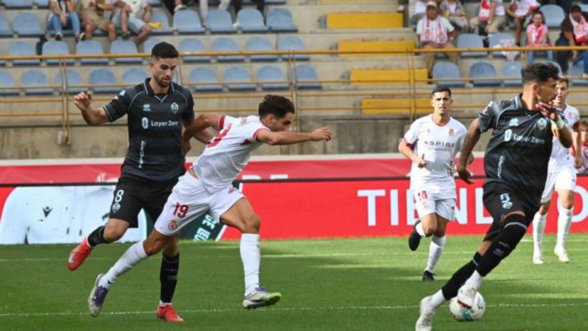 Barri corta la acción de Sobrino en el Cultural-Castellón. | LALIGA Barri corta la acción de Sobrino en el Cultural-Castellón. | LALIGA