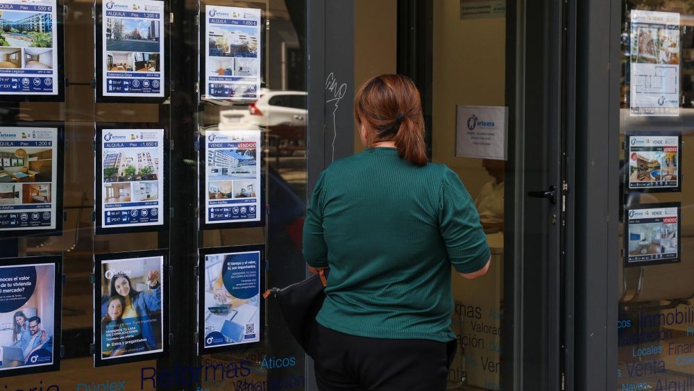 Una mujer mira los anuncios de pisos en alquiler de una inmobiliaria.| EUROPA PRESS