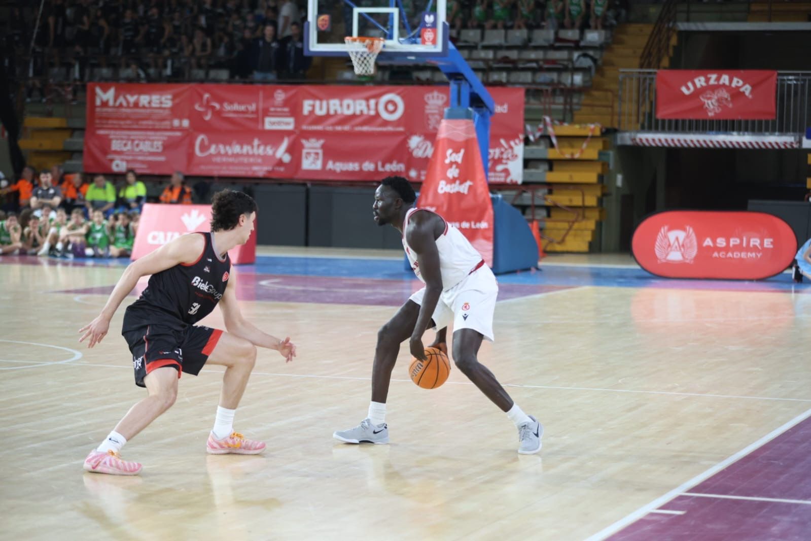 Deng, clave en el despegue de la Cultural, bota ante el defensor del Iraurgi. | FERNANDO OTERO