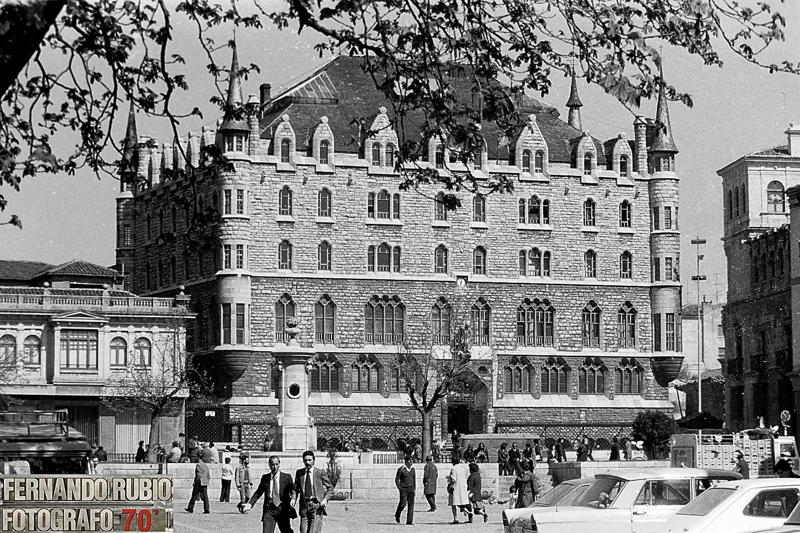 El Año Gaudí ha colocado al edificio de Botines en el foco de la actualidad. | FERNANDO RUBIO El Año Gaudí ha colocado al edificio de Botines en el foco de la actualidad. | FERNANDO RUBIO