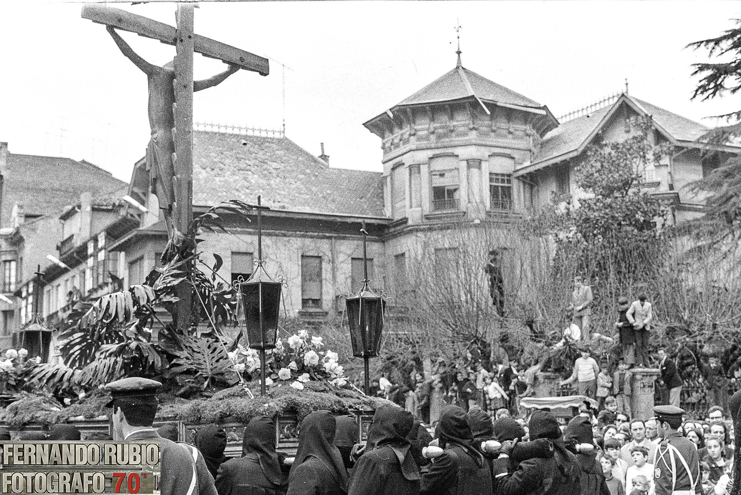 Una procesión de Semana Santa pasa ante el Chalet de Alfageme, que pronto sucumbiría a la piqueta Una procesión de Semana Santa pasa ante el Chalet de Alfageme, que pronto sucumbiría a la piqueta