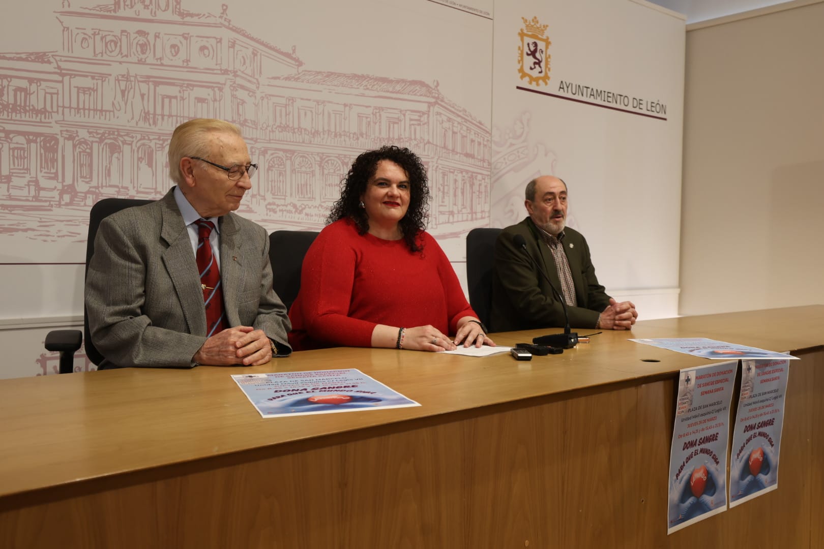 Martín Manceñido, Vera López y José Luis Cabada, durante la presentación del maratón de donaciones de sangre. | FERNANDO OTERO