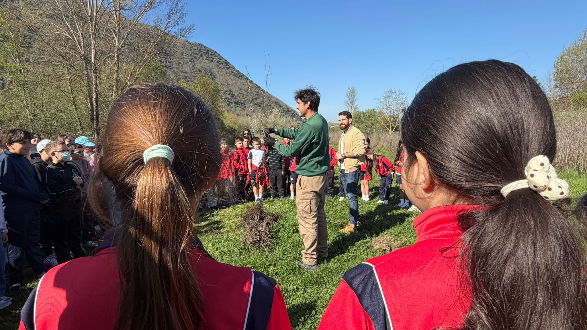 Plantación de los niños al lado del río.
