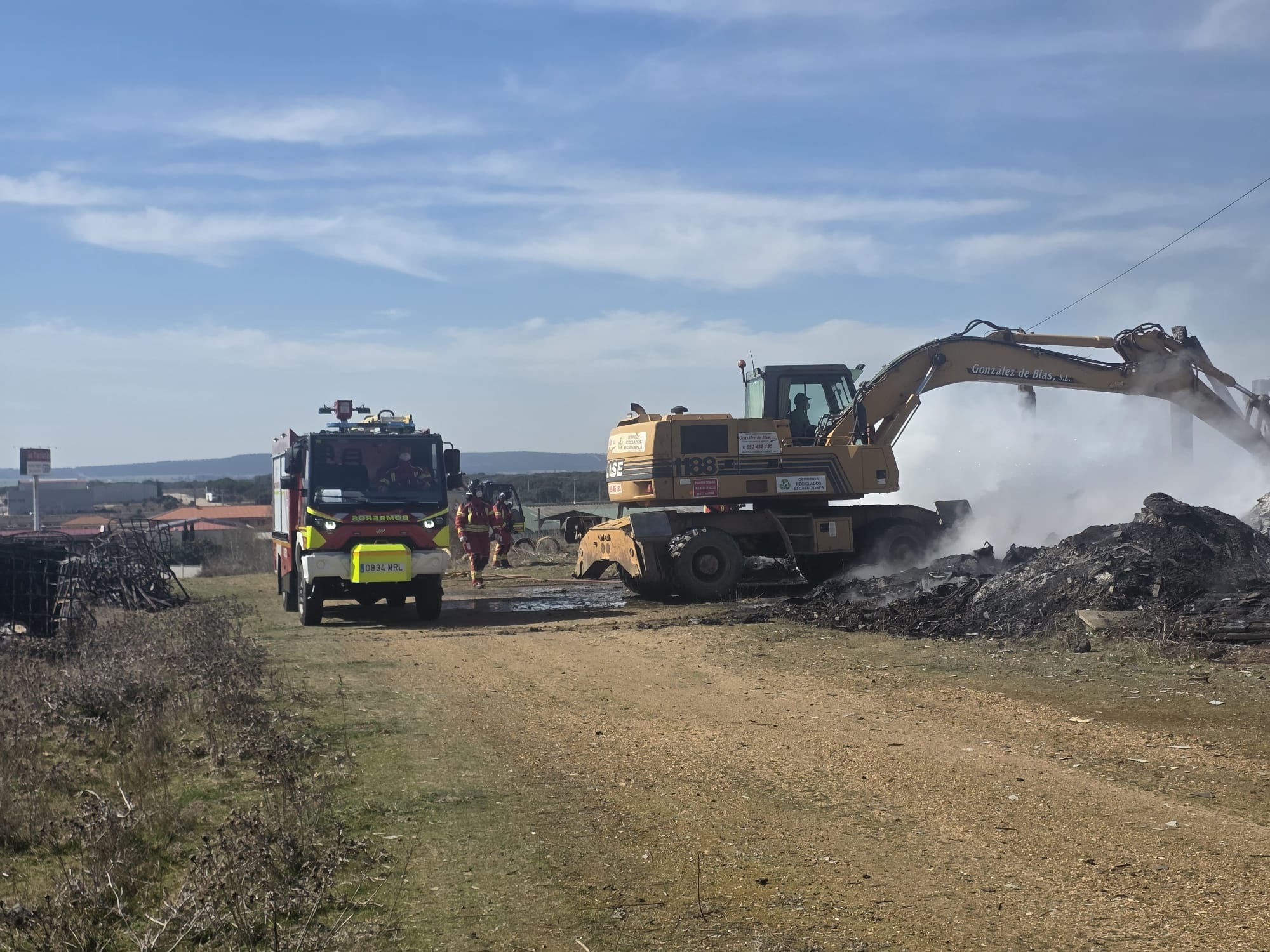 Labores para la extinción del incendio de la nave. | L.N.C.