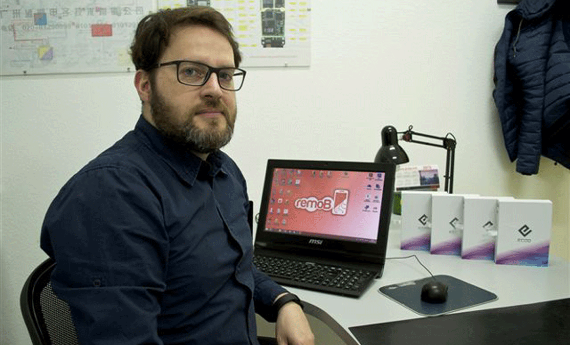 El creador de Remob.es, Pablo Rodríguez, en su despacho.