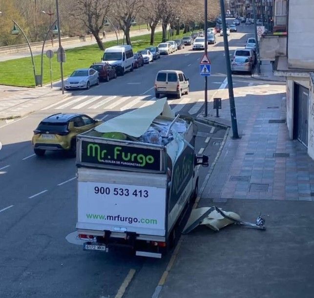 Imagen del furgón dañado a su paso por el puente de San Marcos. | @CAZURREO Imagen del furgón dañado a su paso por el puente de San Marcos. | @CAZURREO