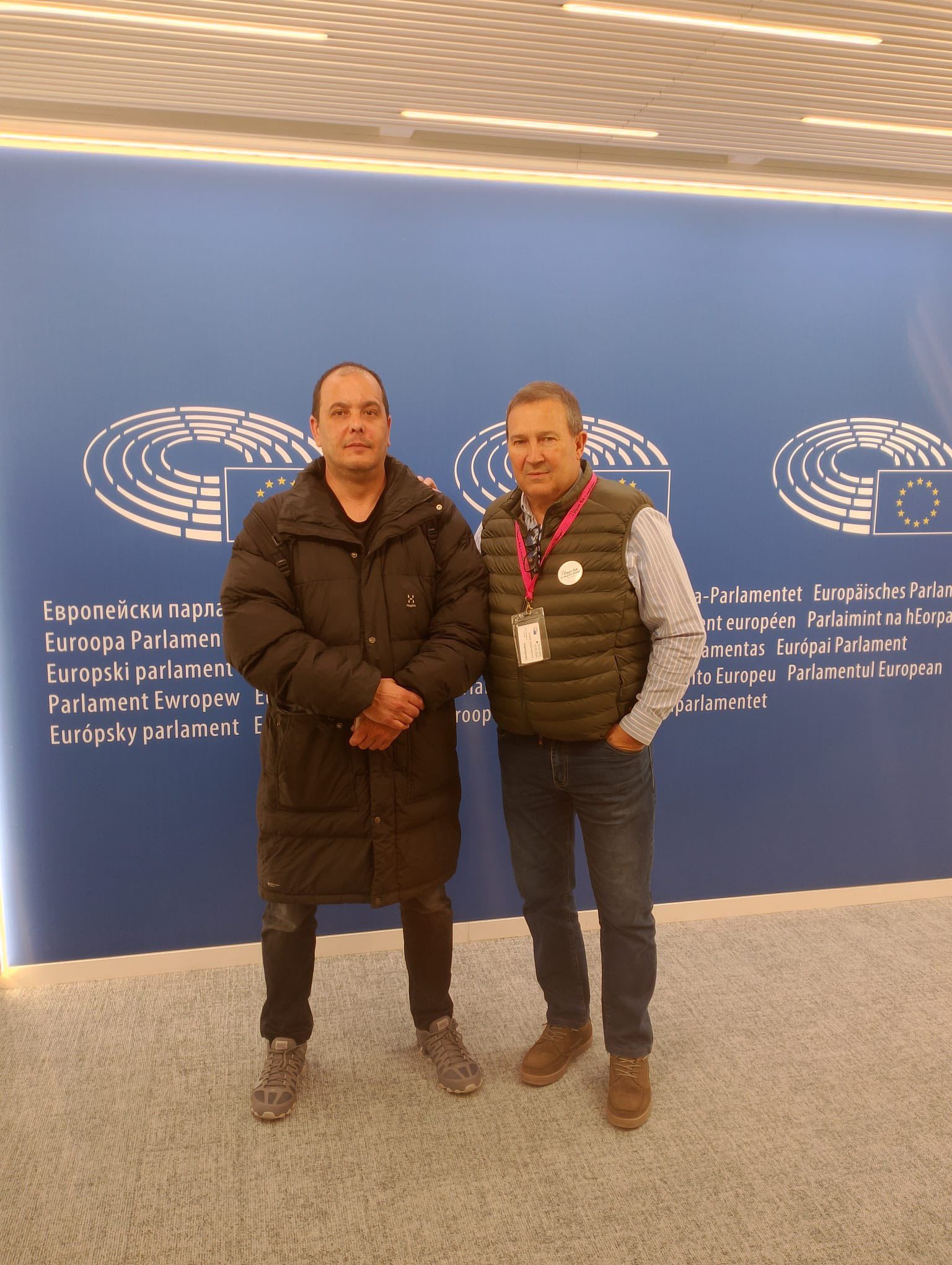 Los dos representantes de Oncobierzo en el parlamento tras su intervención hace unos meses.