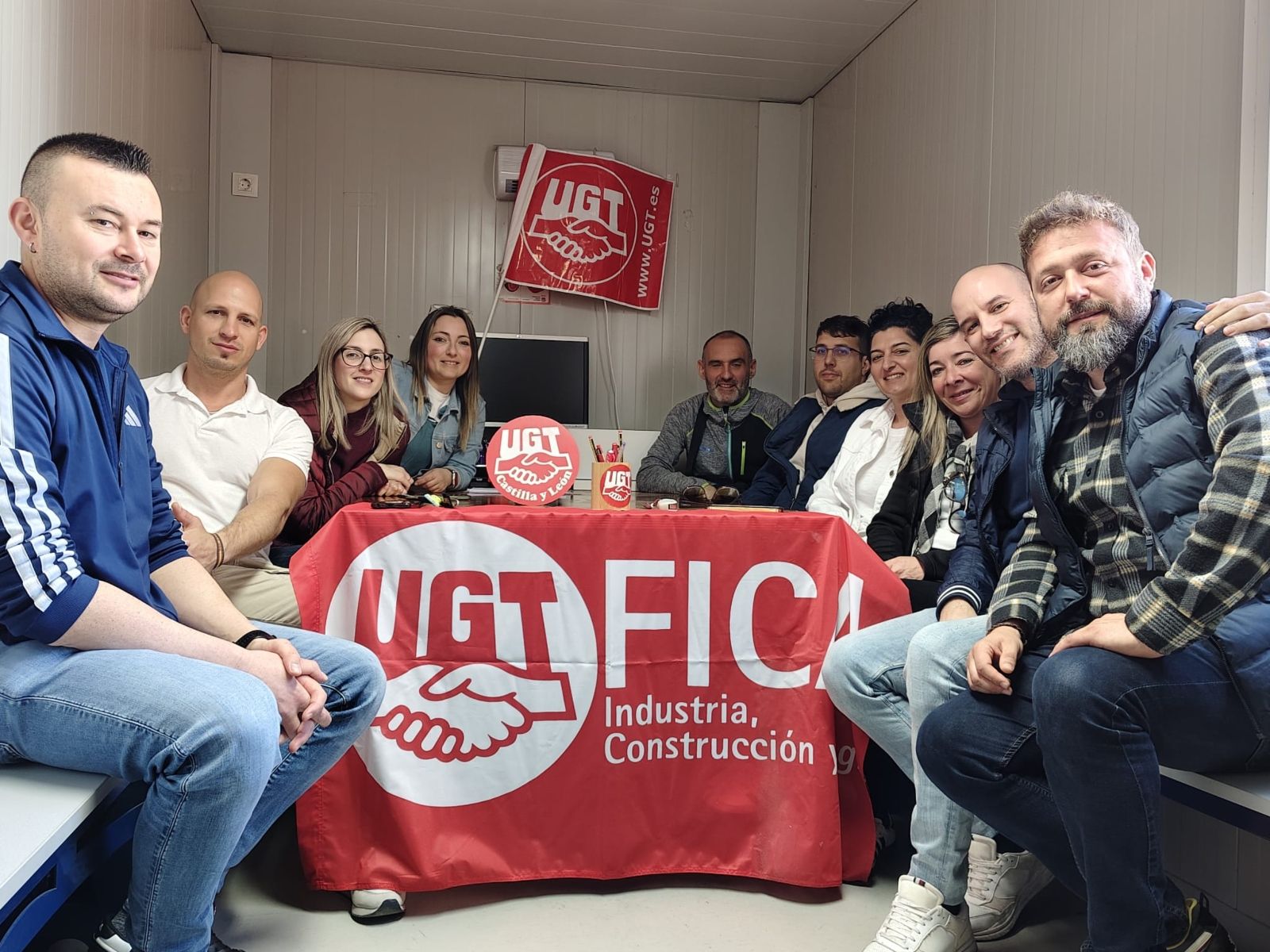 Representantes de UGT FICA durante su visita a las instalaciones de Garnica en Valencia de Don Juan | L.N.C.