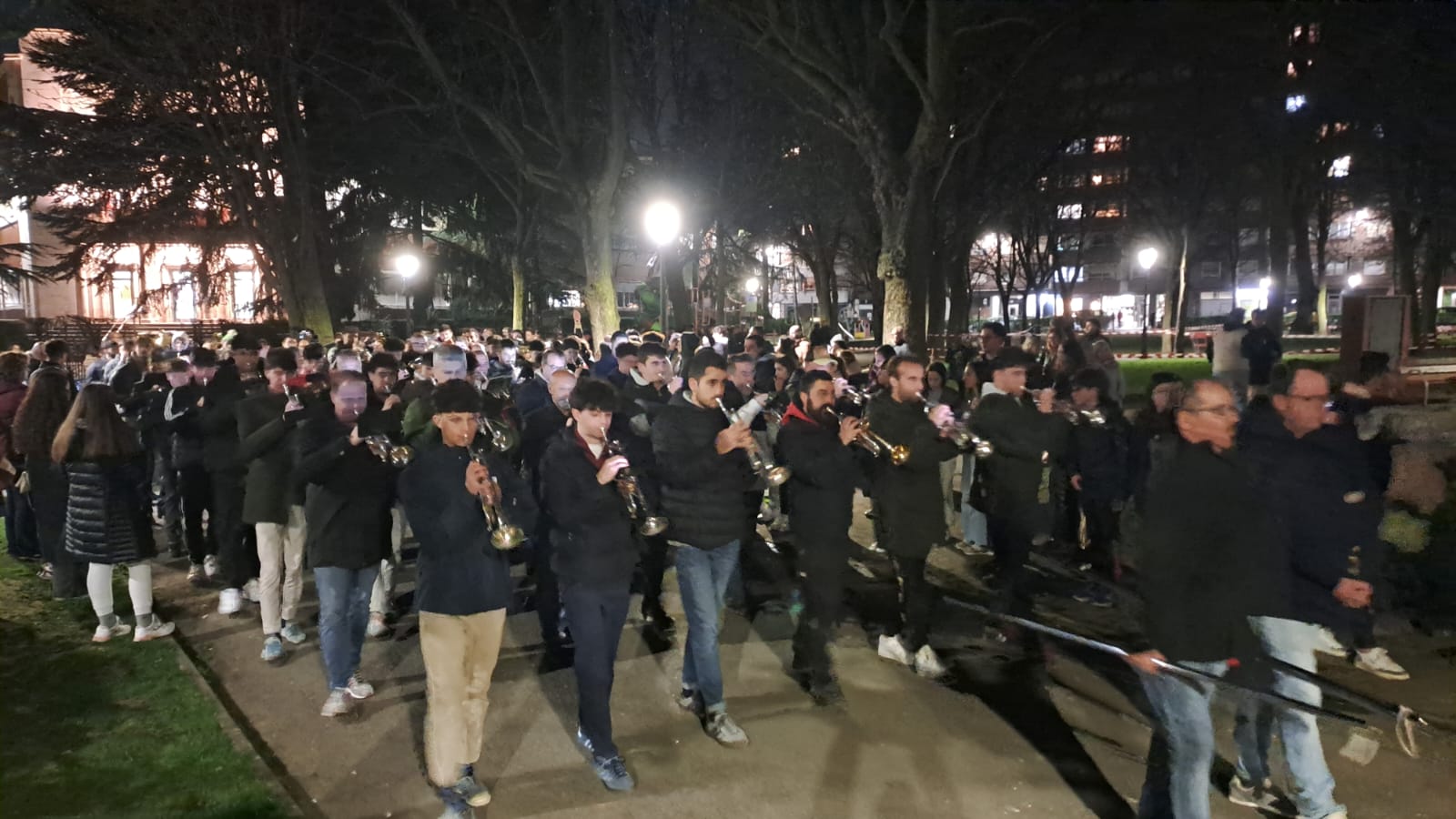 El jardín de San Francisco acoge un ensayo de la agrupación de forma extraordinaria. | DAVID IGLESIAS