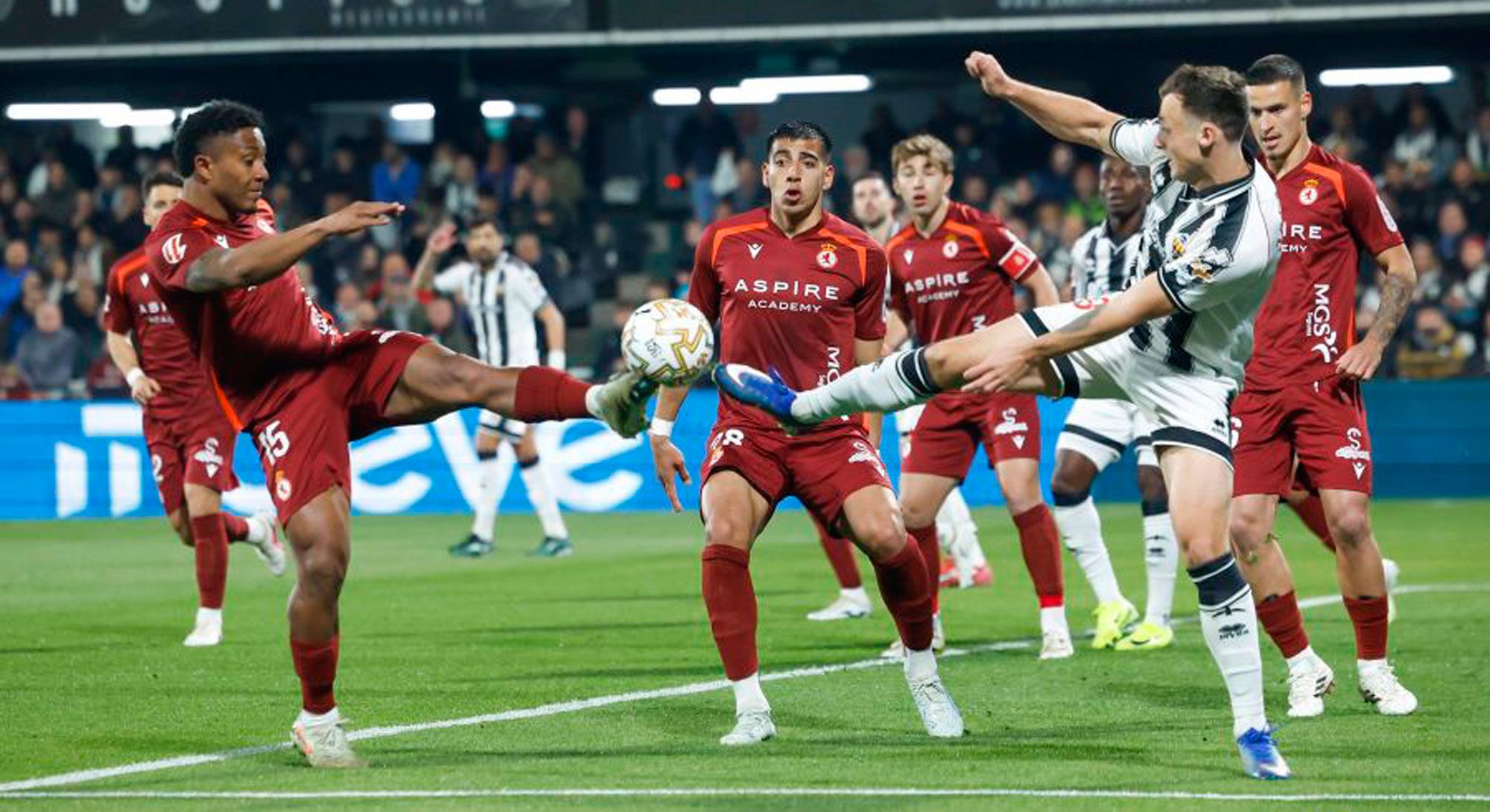 El atacante de la Cultural, Lucas Ribeiro, busca el balón a la vez que el despeje del Castellón. | LALIGA