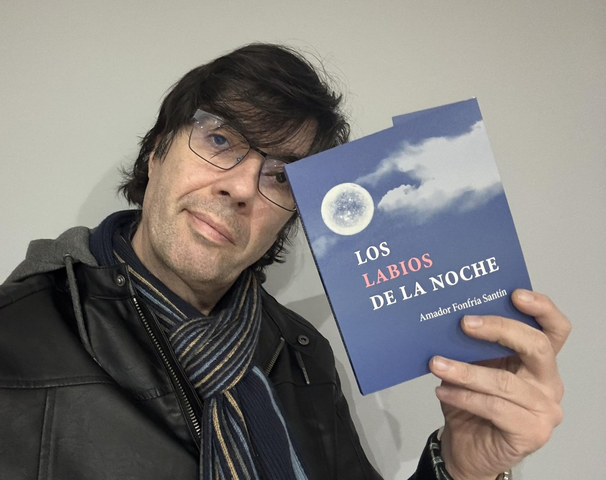 Ruy Vega con el libro de Amador entre las manos. Ruy Vega con el libro de Amador entre las manos.