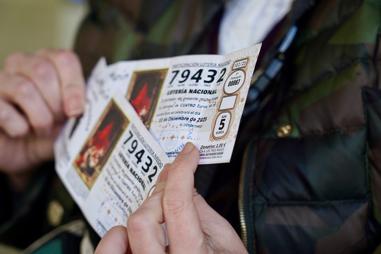 Las papeletas premiadas, a la puerta del banco. | CAMPILLO (ICAL)