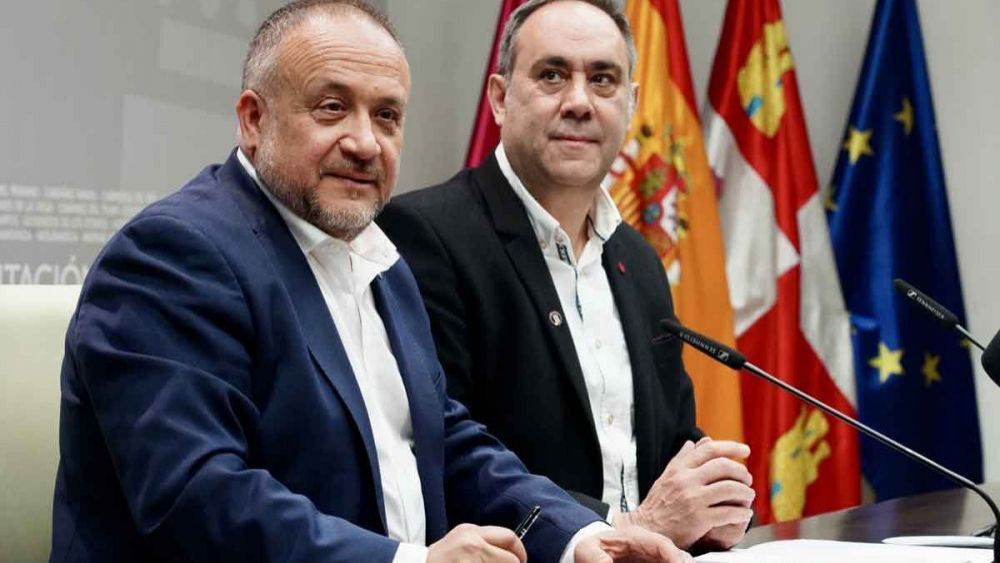 Imagen de archivo de una rueda de prensa anterior de Gerardo Álvarez Courel y Valentín Martínez. | ICAL