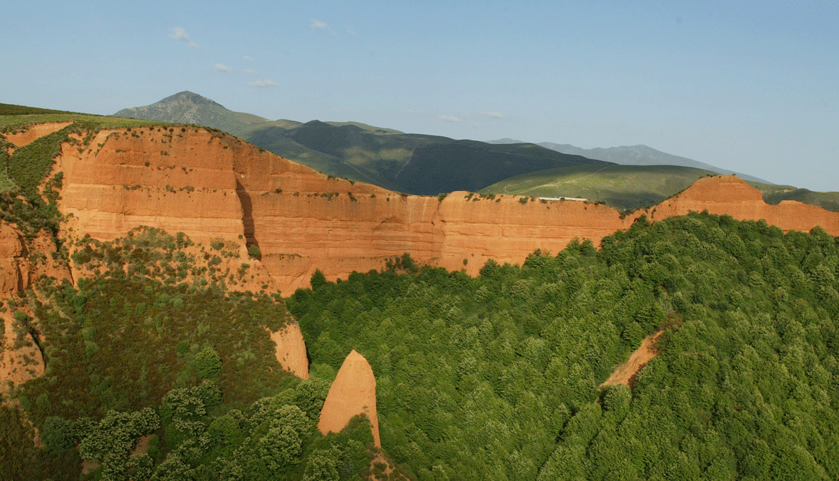 El fuego amenazó este domingo el paraje de Las Médulas. | Ical