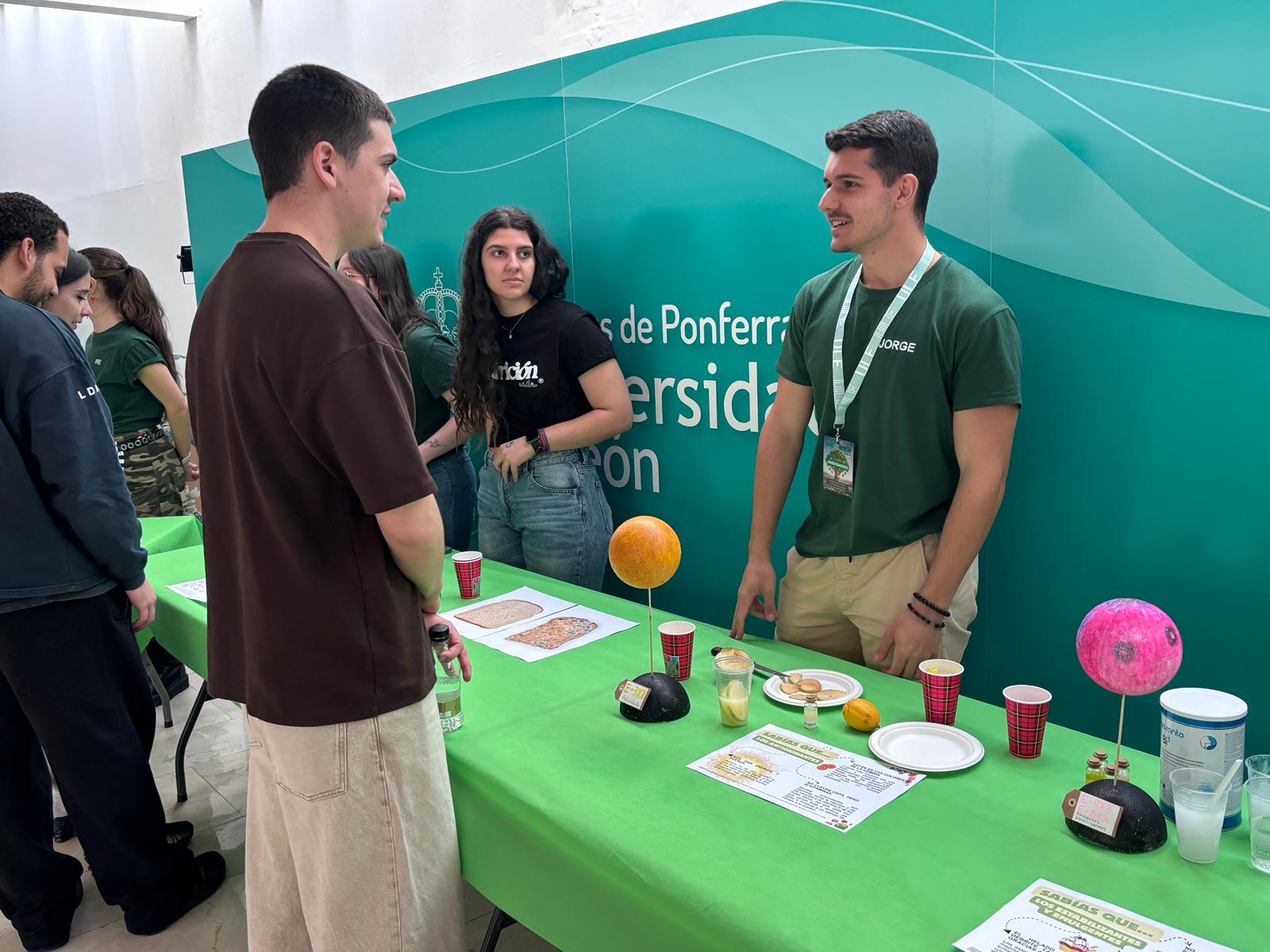 Uno de los talleres de Expociencia en el Campus de Ponferrada. | JAVIER FERNÁNDEZ