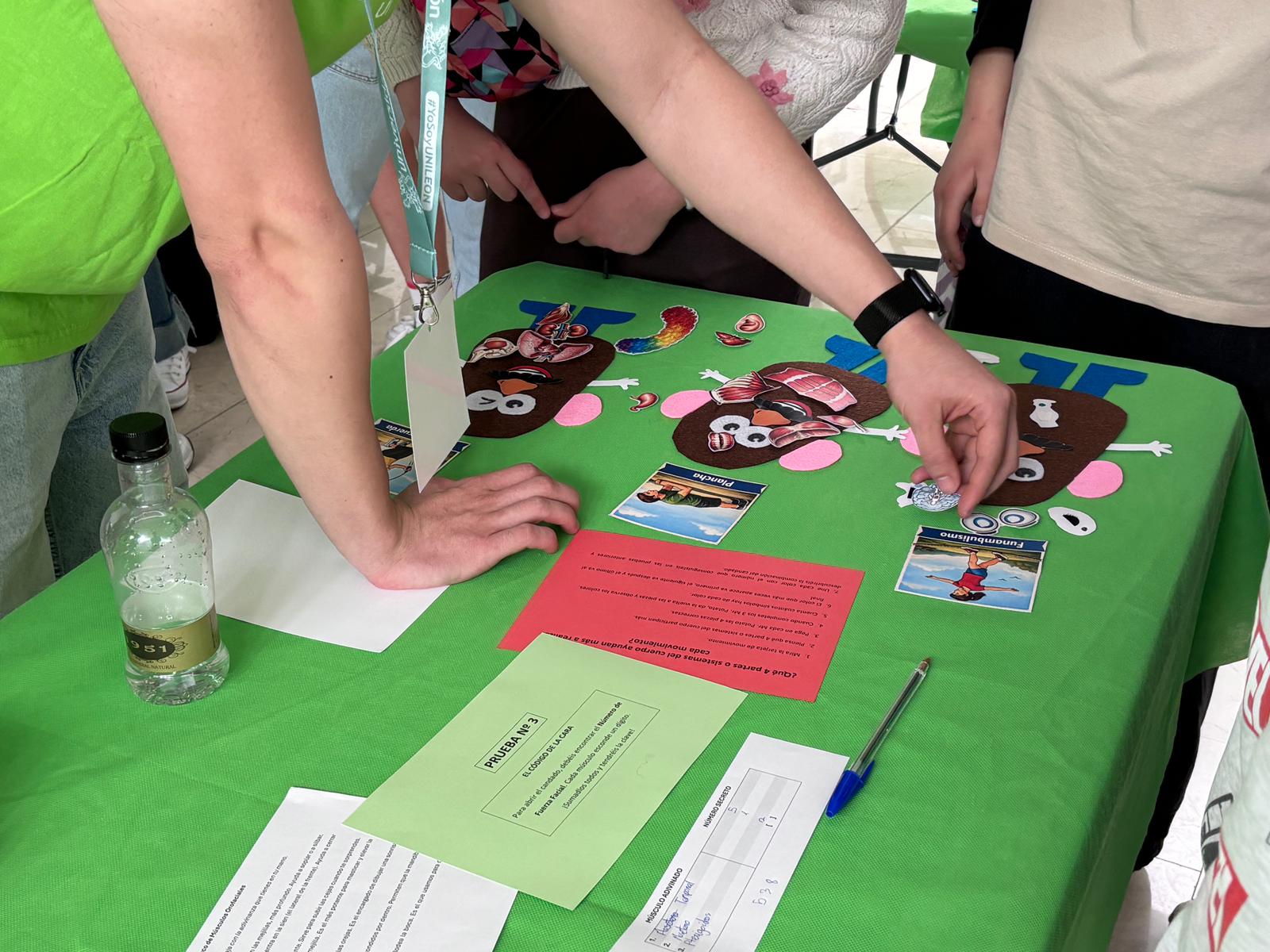 Uno de los talleres de Expociencia en el Campus de Ponferrada. | JAVIER FERNÁNDEZ