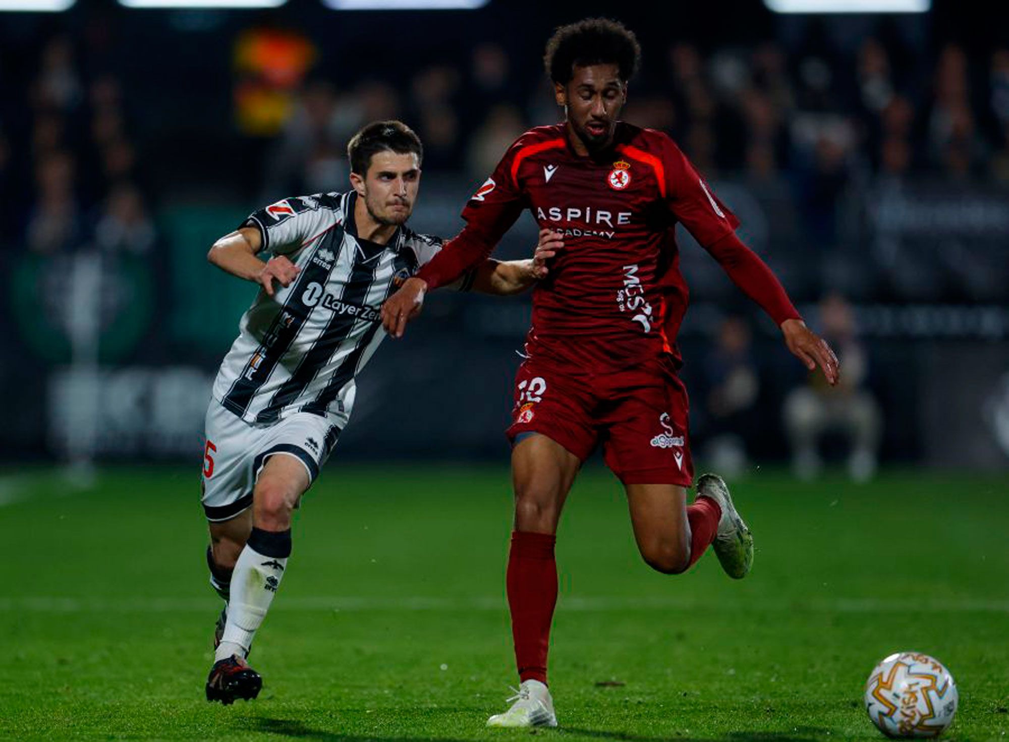 Homam conduce el balón durante el partido de la Cultural en Castellón. | LALIGA
