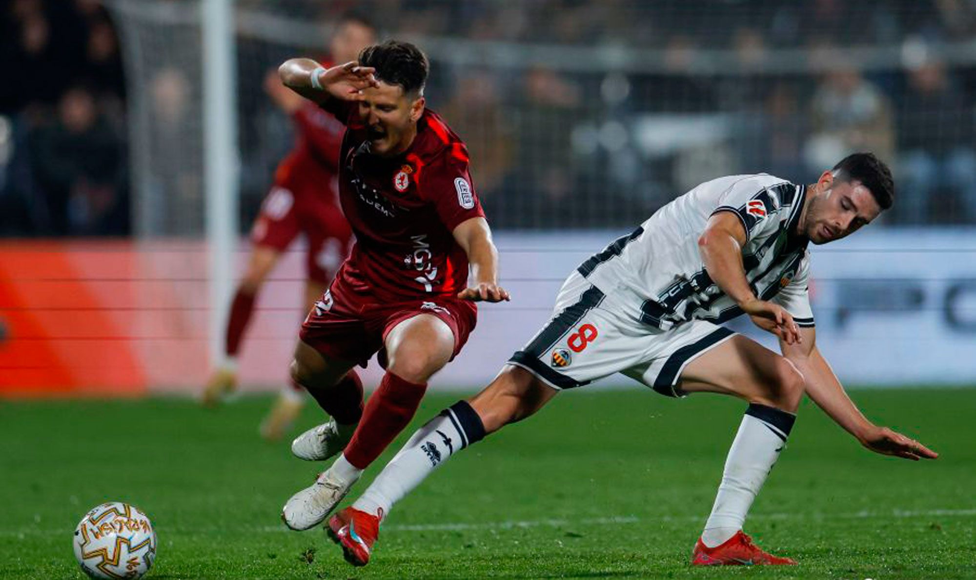 Radoja es derribado por Barri durante el encuentro de la Cultural en Castellón. | LA LIGA