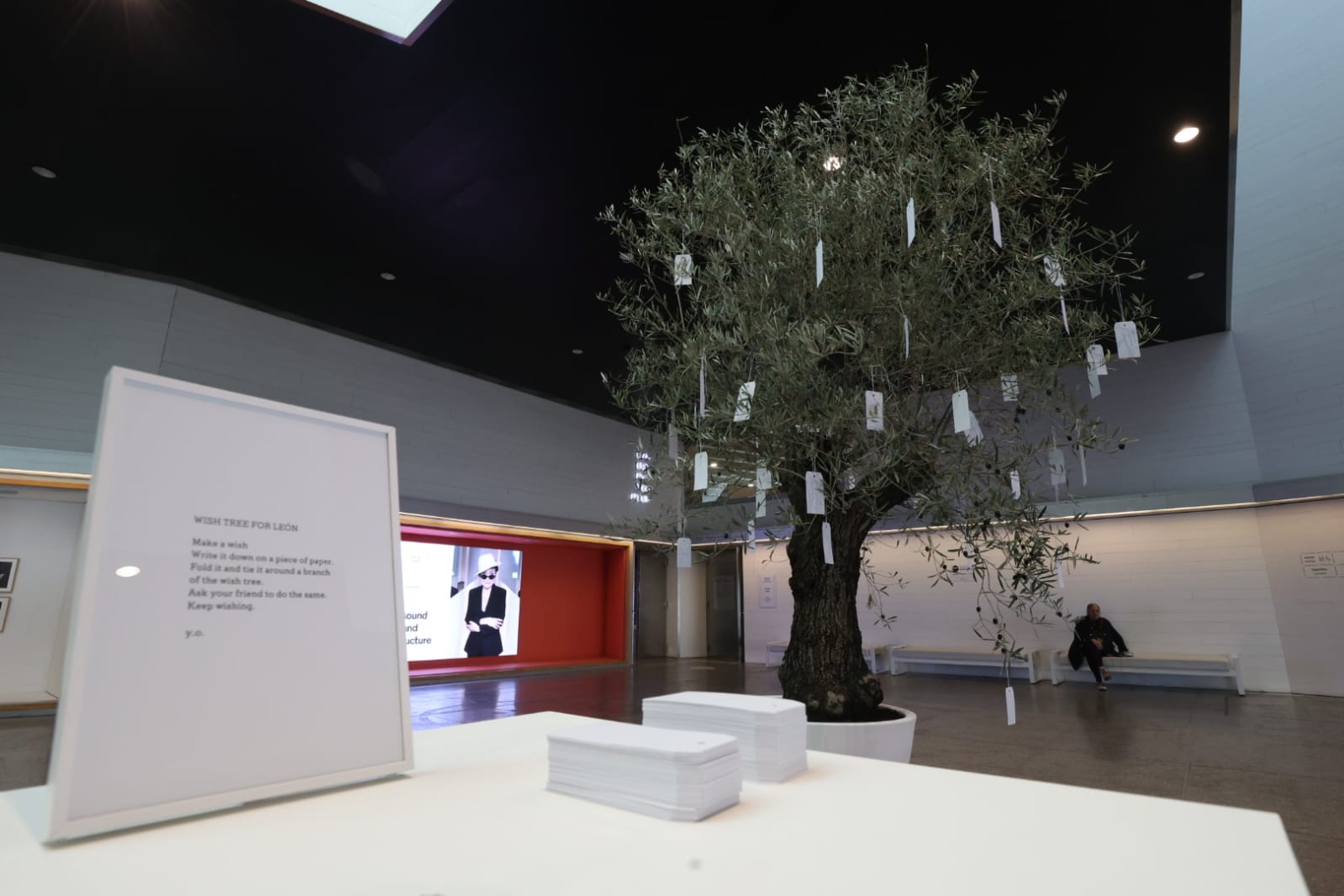 ‘El árbol de los deseos’ es la pieza de la artista Yoko Ono que desde este martes puede verse en el museo de la capital provincial. | FERNANDO OTERO ‘El árbol de los deseos’ es la pieza de la artista Yoko Ono que desde este martes puede verse en el museo de la capital provincial. | FERNANDO OTERO
