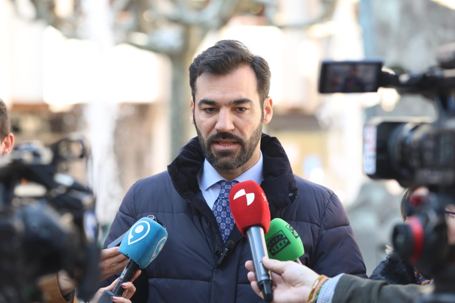 El portavoz del PP, David Fernández, durante la rueda de prensa sobre los bandos nulos en el centro de León | FERNANDO OTERO