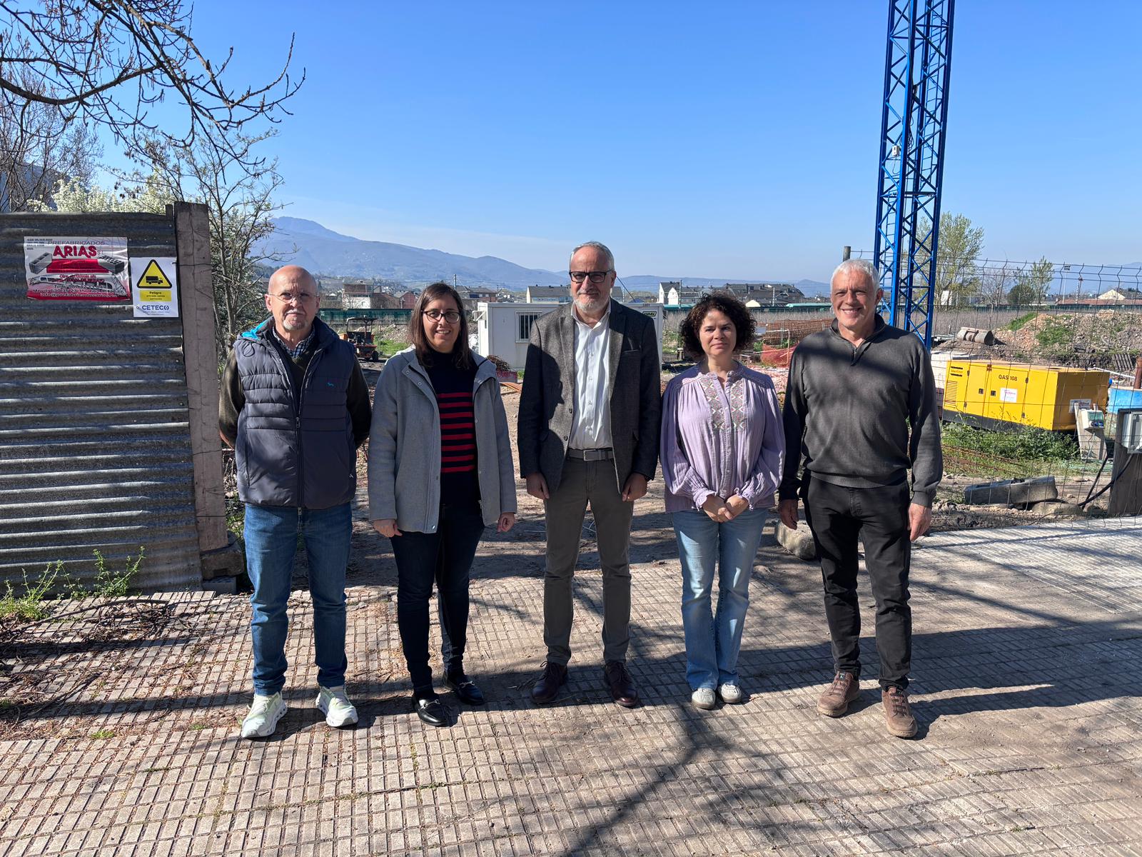 El Grupo Municipal Socialista de Ponferrada frente al solar. | JAVIER FERNÁNDEZ