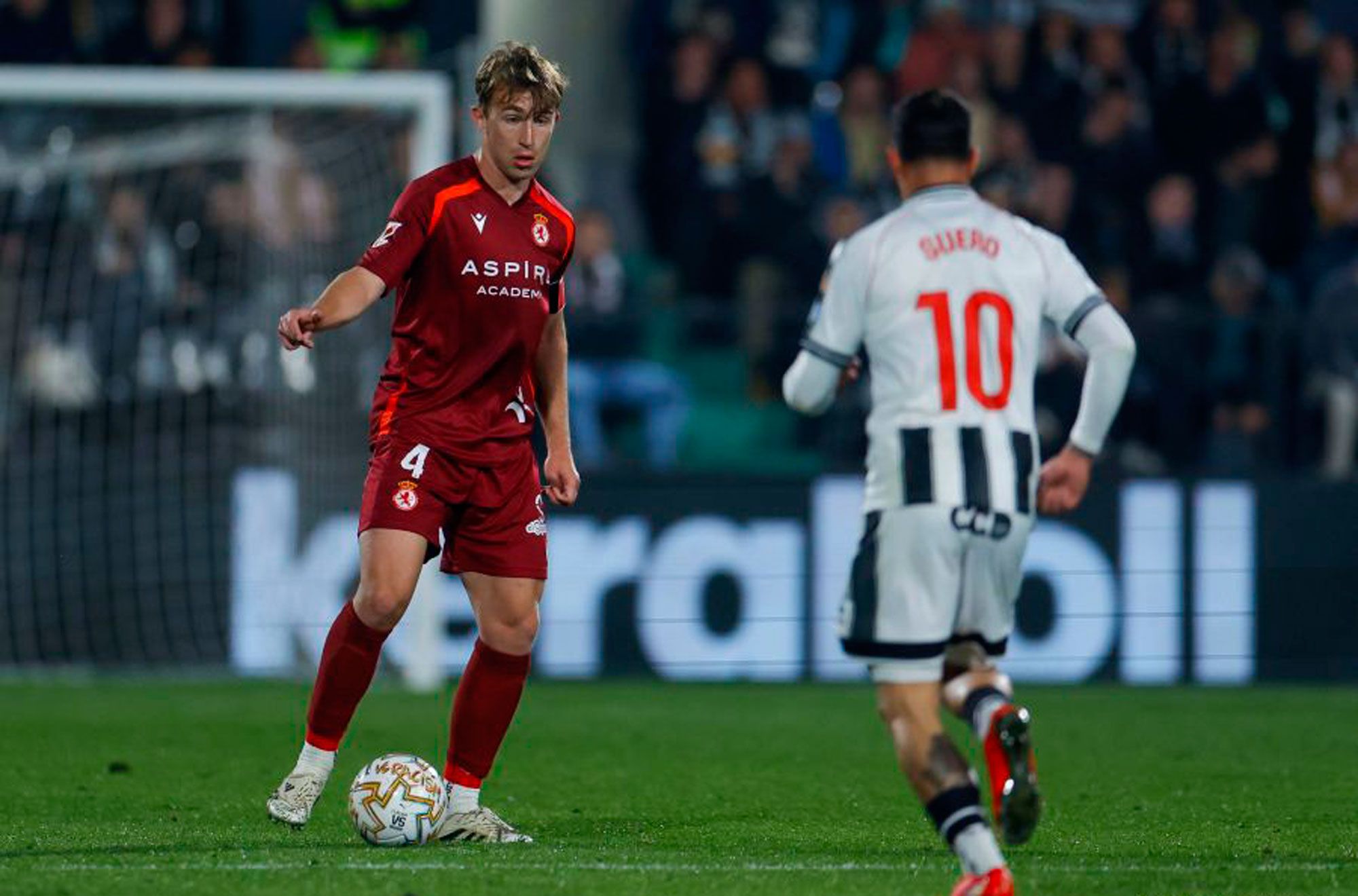 Rodri conduce el balón durante el partido de la Cultural en Castellón. | LALIGA